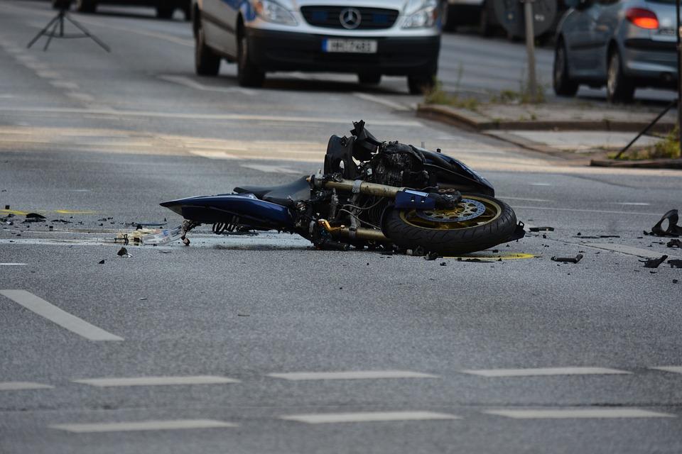 Водач на мотоциклет е пострадал при сблъсък с друг мотоциклет