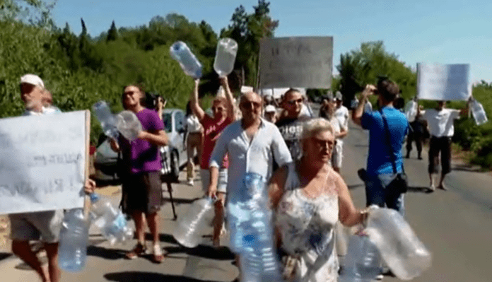 протест безводие Панорама