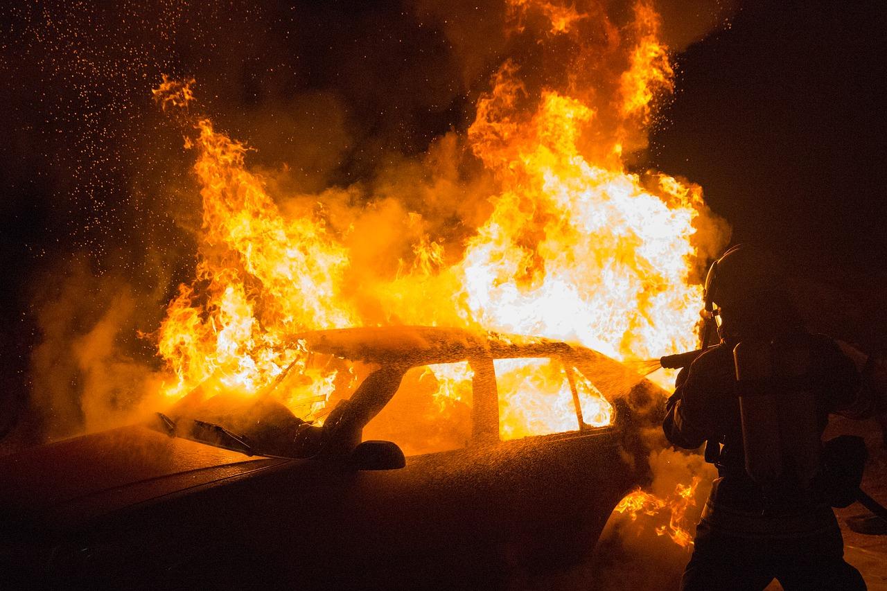 Лек автомобил е горял снощи в Перник съобщиха от полицията Сигнал