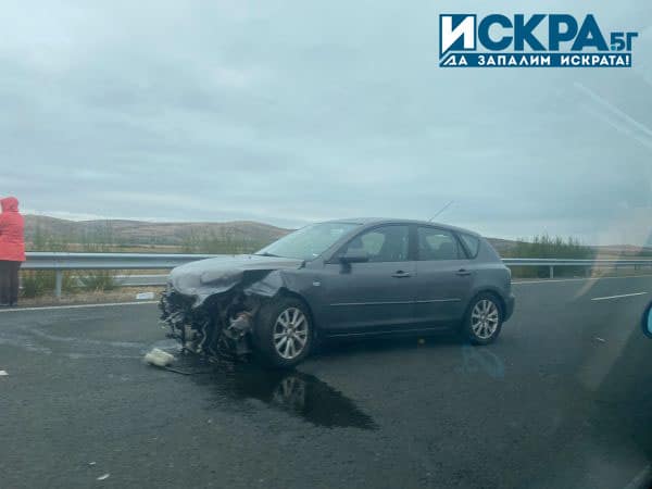 Временно е ограничено движението по активната и аварийната лента при