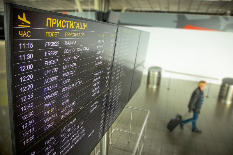 200 пътници са блокирани на Летище София, предадоха от NOVA“.
Пасажерите