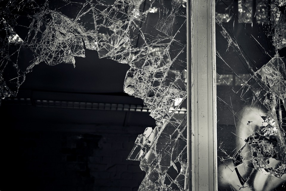 10-годишно дете е счупило стъкла на дърводелска работилница в Гурково,