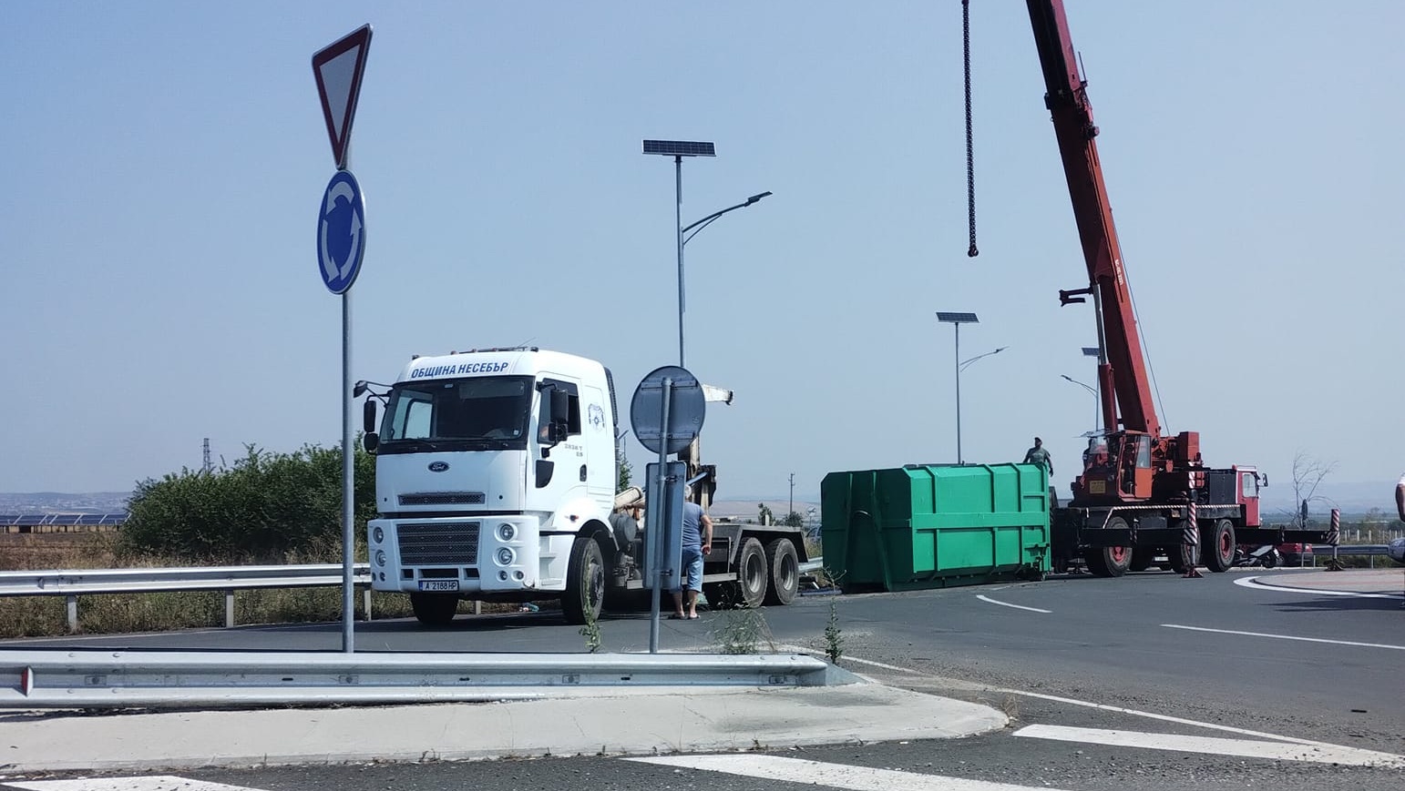 Водач на камион на сметопочистващата фирма е транспортиран в УМБАЛ-Бургас