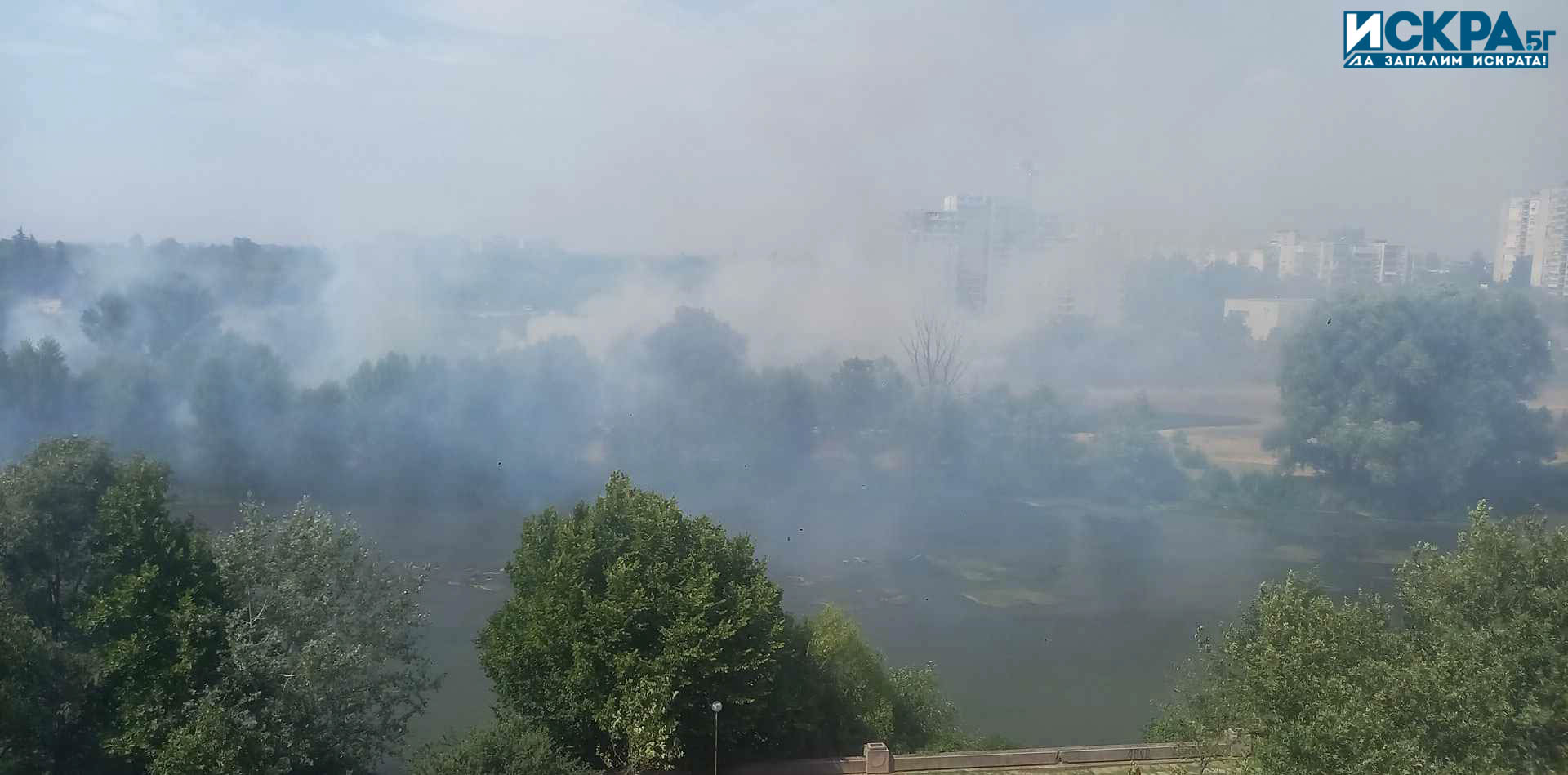 Пожар Снимка Искра бг
Голям пожар гори в близост до река