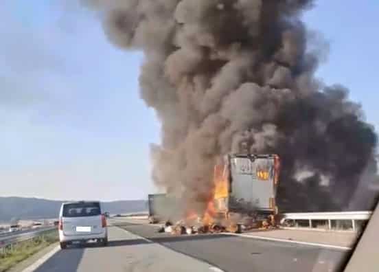 Горящ камион Снимка Facebook
Тежкотоварен автомобил се е възпламенил в аварийната