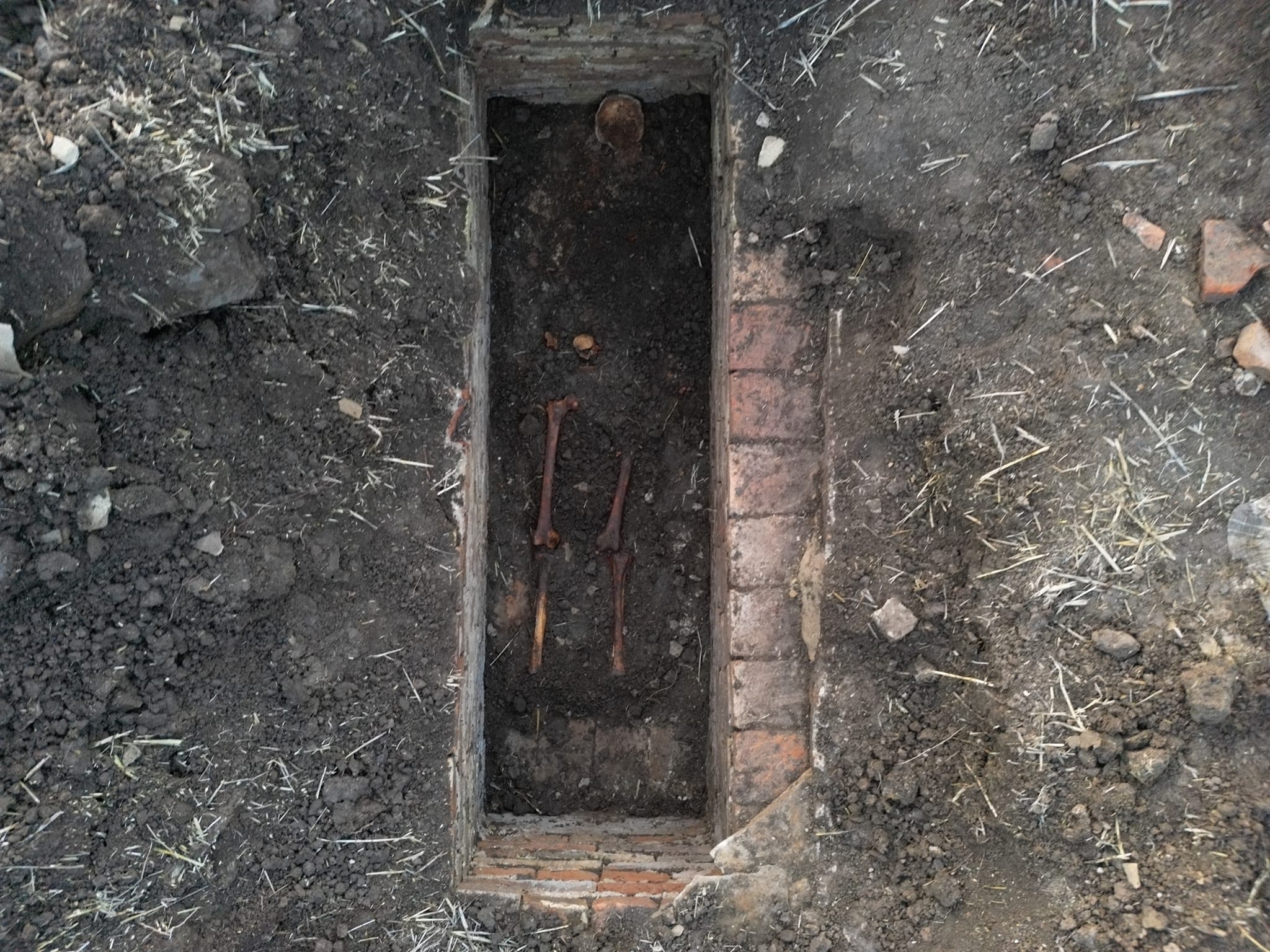 Тракторист откри случайно зидан гроб от римско време край Попово.