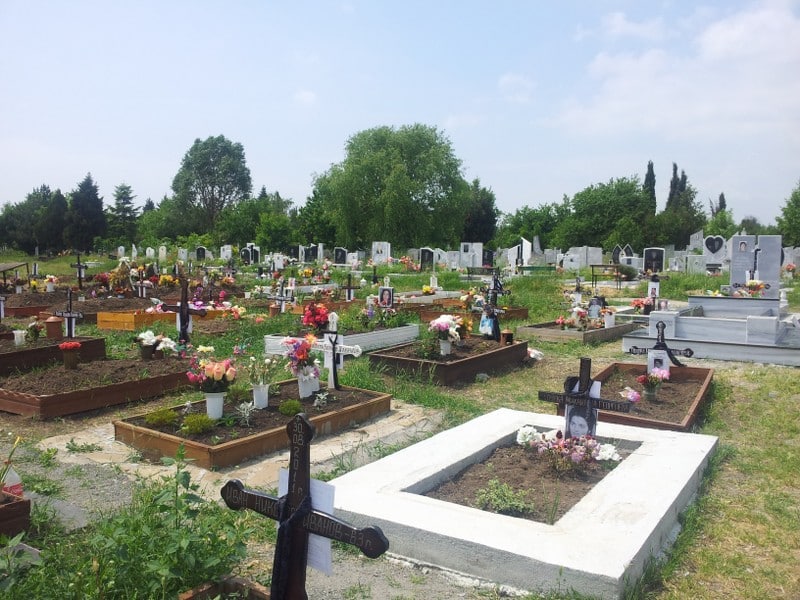 Малолетни оскверниха гробищния парк в Нова Загора Сигнал за случилото