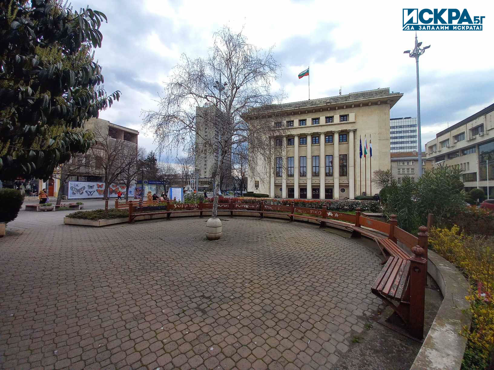 Нови пейки ще бъдат поставени в градинката на площад Атанас