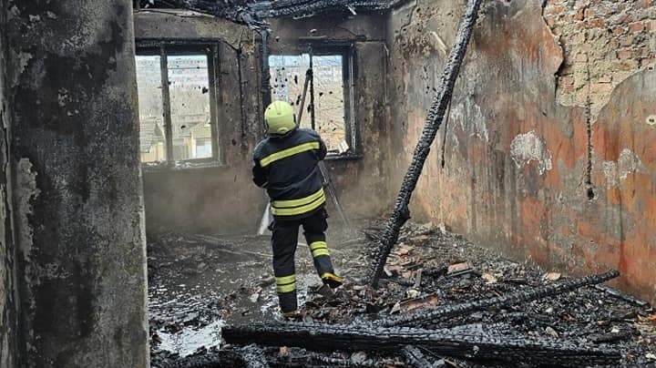 Жилище почти е изгоряло в Нови пазар, съобщиха от ОДМВР-Шумен.
В