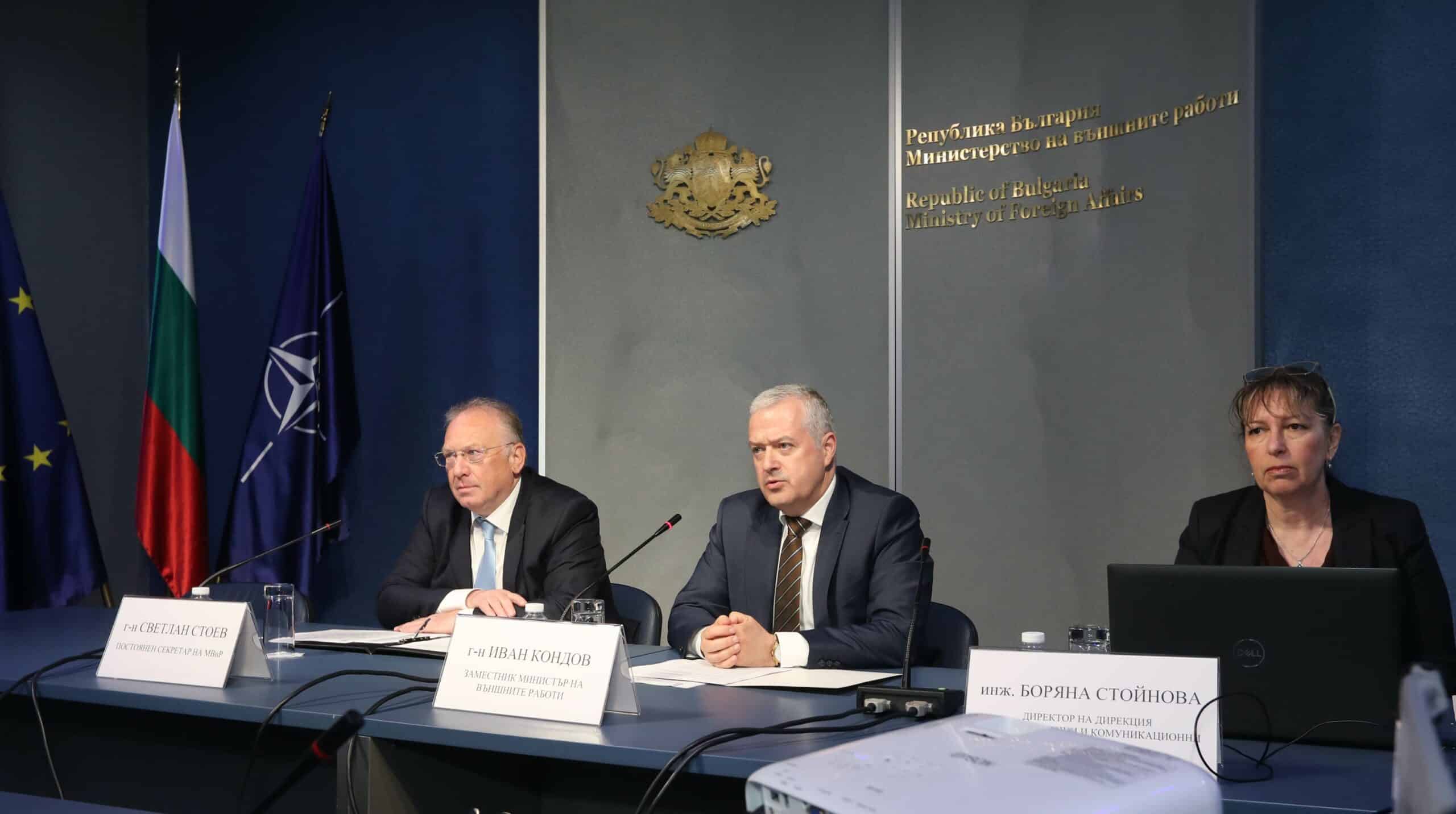 Заместник-министърът на външните работи Иван Кондов и председателят и заместник-председателят