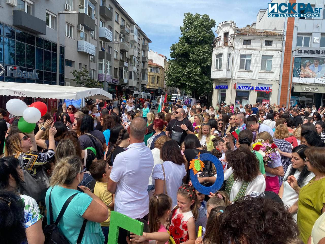 Дете, участвало в празничното шествие за 24 май в Бургас