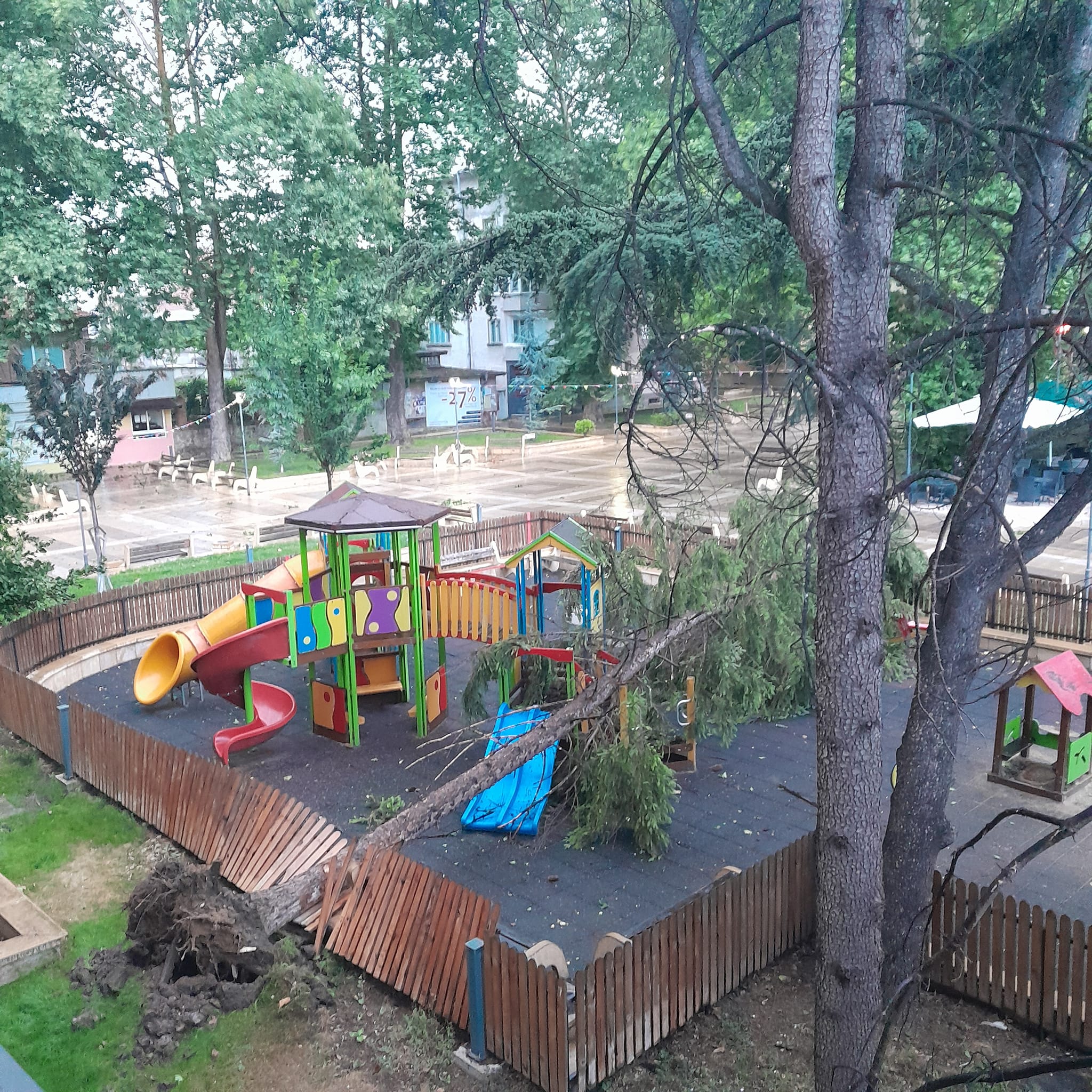 Силна буря в Ямбол причини сериозни щети на детска площадка,