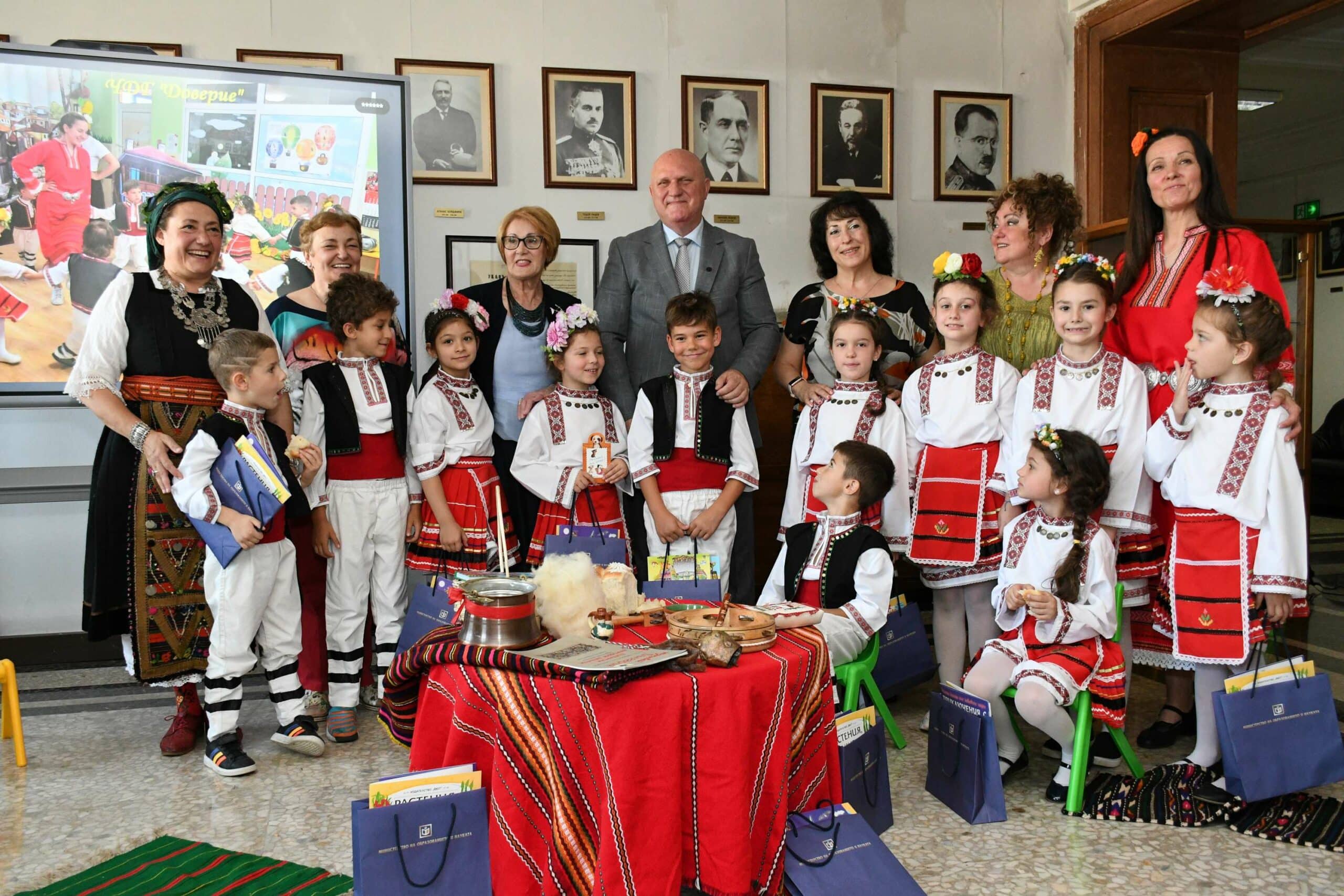 Деца от частни детски градини представиха фолклорен урок и изложба
