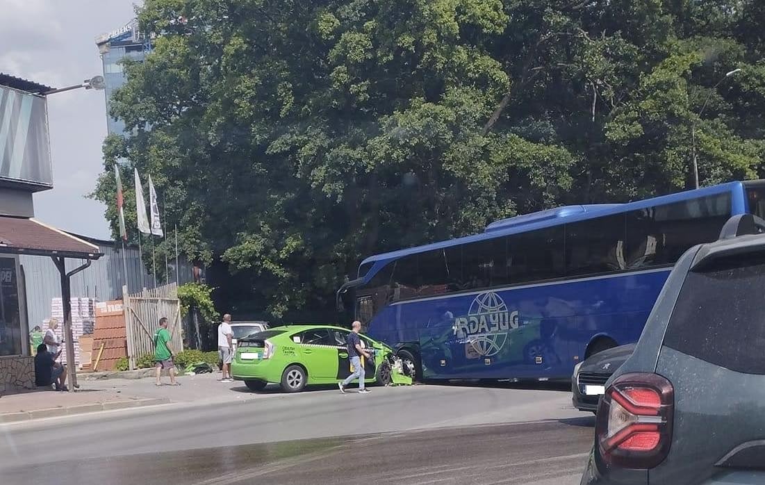 Таксиметров автомобил и автобус в който са пътували деца са
