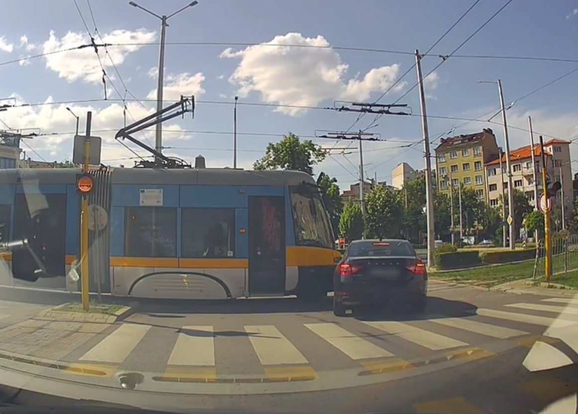 Трамвай е блъснал лек автомобил в района на Руски паметник