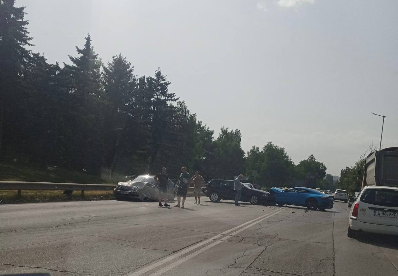 Катастрофа Снимка Iana Dimitrova Фейсбук
Пътнотранспортно произшествие с три автомобила е