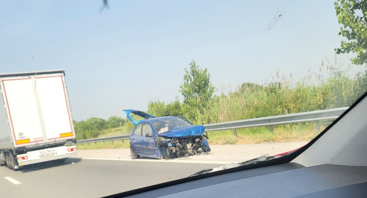 Зрелищна катастрофа е станала малко по-рано днес на автомагистрала Тракия“. 
За