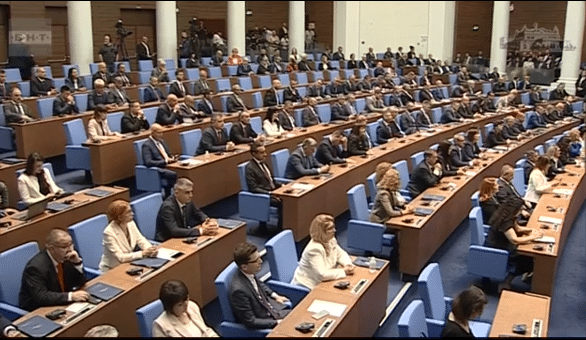 Новоизбраното с предсрочни парламентарни избори 50 о Народно събрание провежда