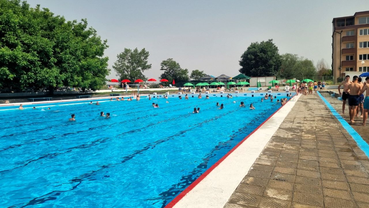 Градският плувен комплекс на Асеновград отвори врати Първите нетърпеливи посетители