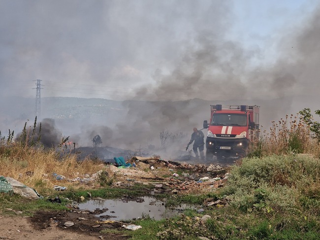 Пожар гори непосредствено до ромската махала в Петрич към момента