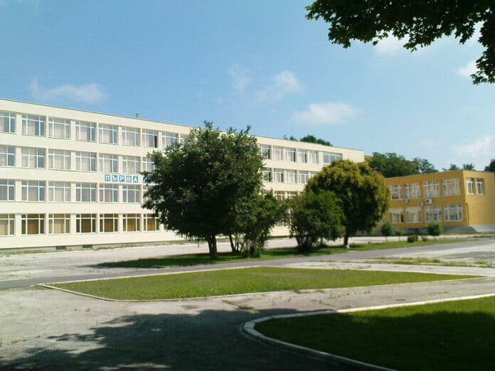 Сградата на училището
