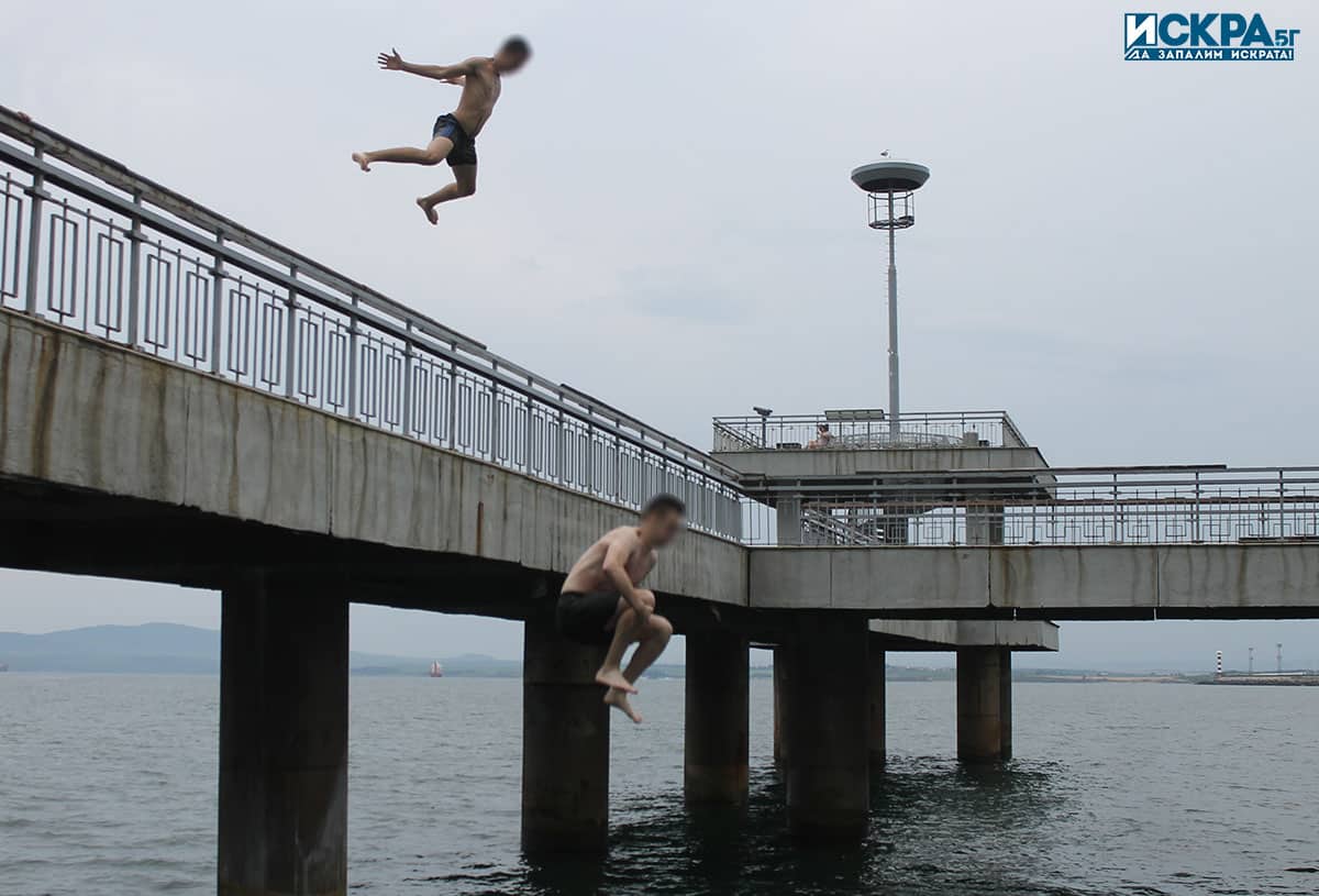 Двама души се удавиха в Бургас след скок от Моста