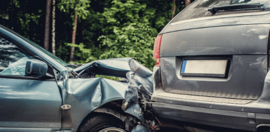 Катастрофа на пътя между два автомобила