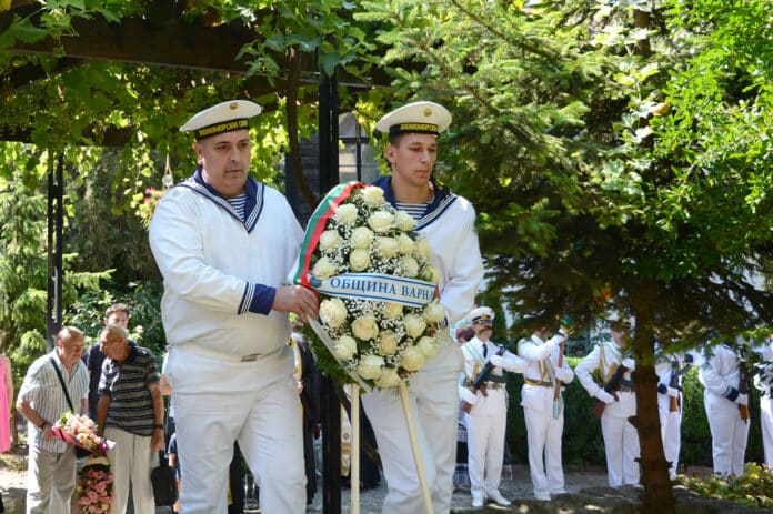 Поднасяне на венци, военен ритуал, Освобождение на Варна