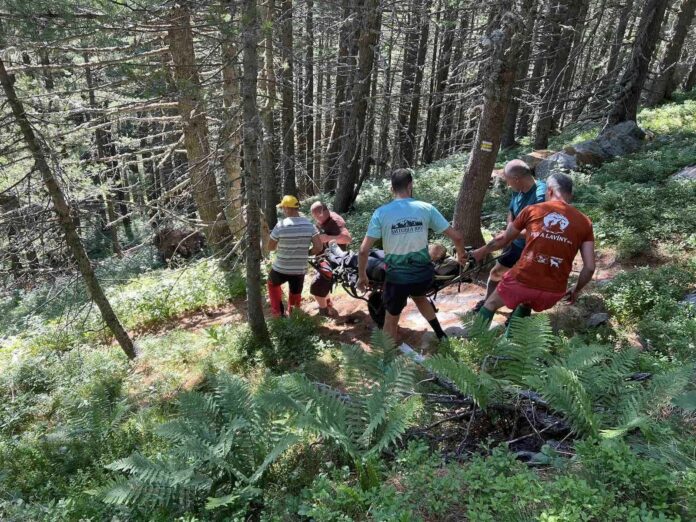 Планински спасители от Разлог помагат на пострадала туристка от Варна край Вапските езера в Рила