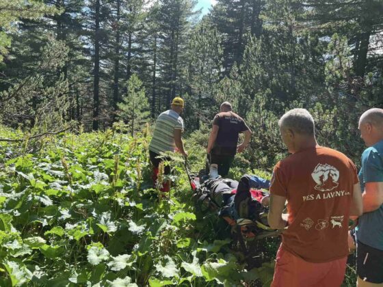 Планински спасители от Разлог помагат на пострадала туристка от Варна край Вапските езера в Рила