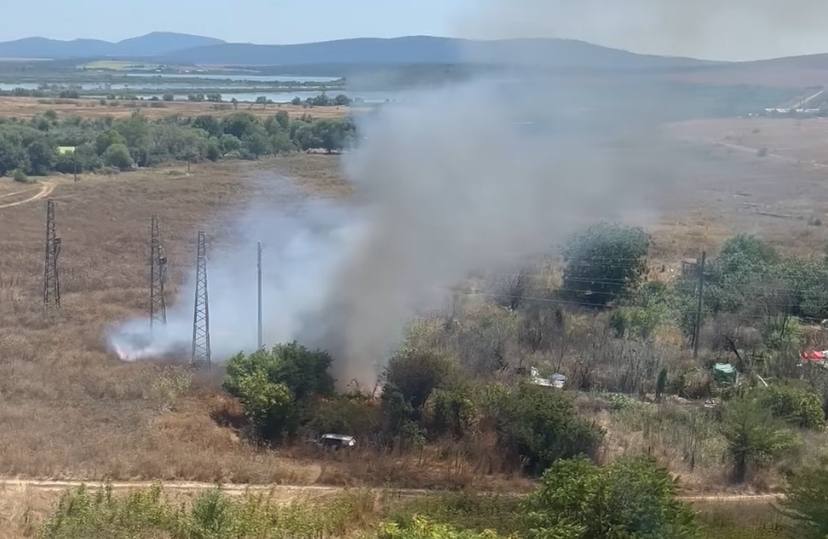 Огнеборци гасят който гори зад жилищен блок в ж к