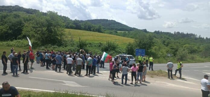 Животновъди протестиращи на Подбалканския път между Карлово и Казанлък
