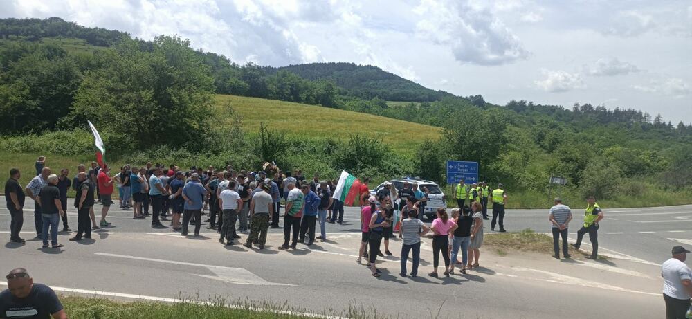 Протестите на животновъдите от Пловдивско които затваряха Подбалканския път между
