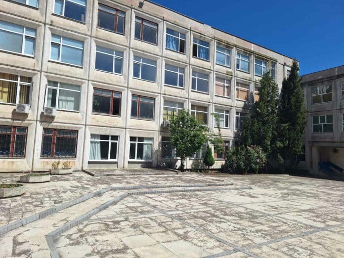 Сградата на Средно училище 'Неофит Бозвели' в район 'Младост', Варна