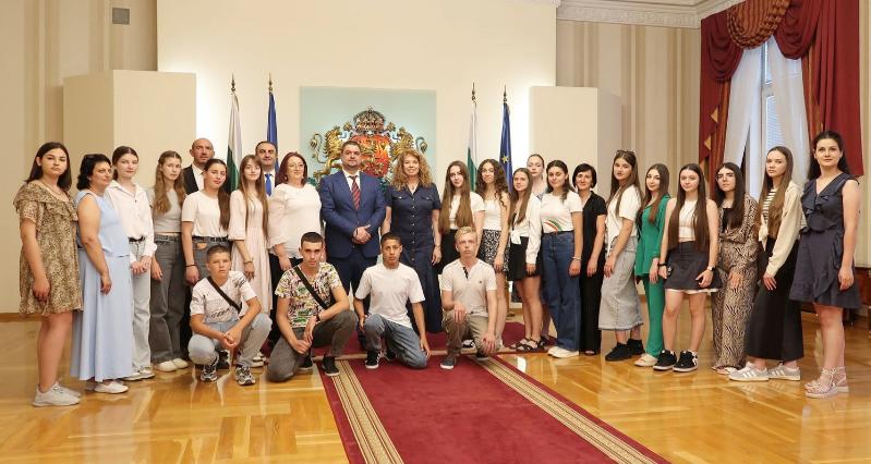 Вицепрезидентът Илияна Йотова посрещна на Дондуков 2 ученици от населения