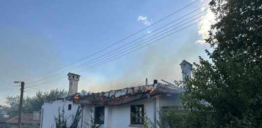 Пожарът в Побит камък изпепели къща