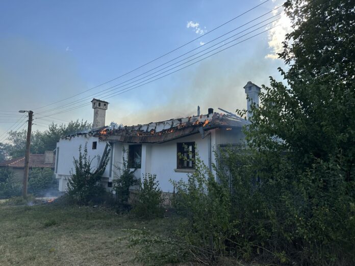 Пожарът в Побит камък изпепели къща