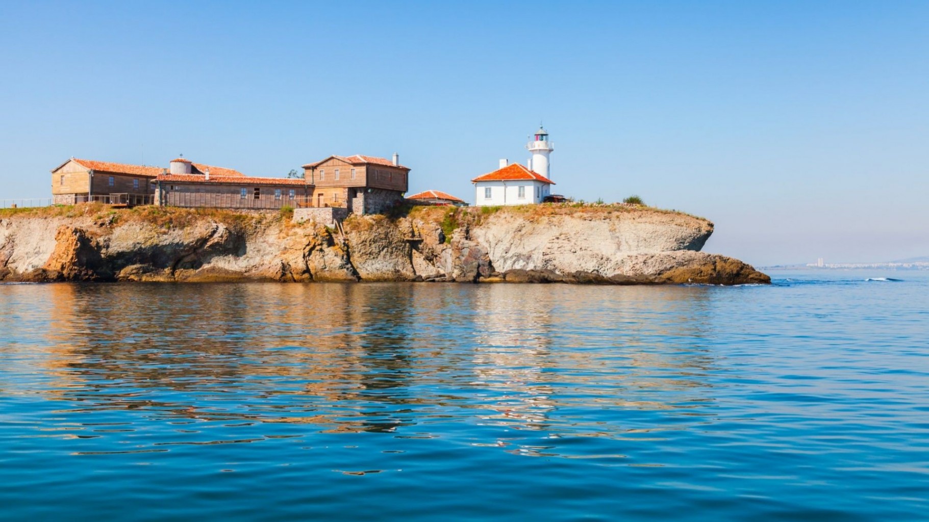 е остров на България в Бургаския залив в Черно море