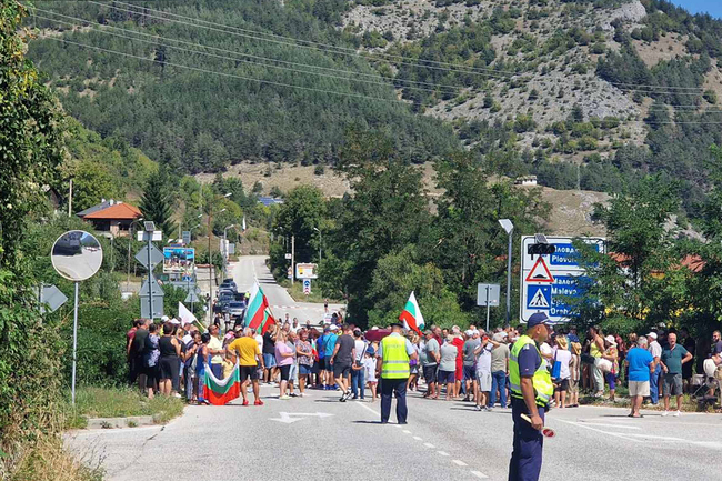 В знак на протест днес жители на село Павелско затвориха