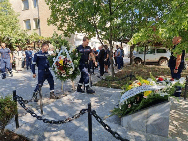 Почитат паметта на загиналите полицаи и пожарникари край Бобов дол