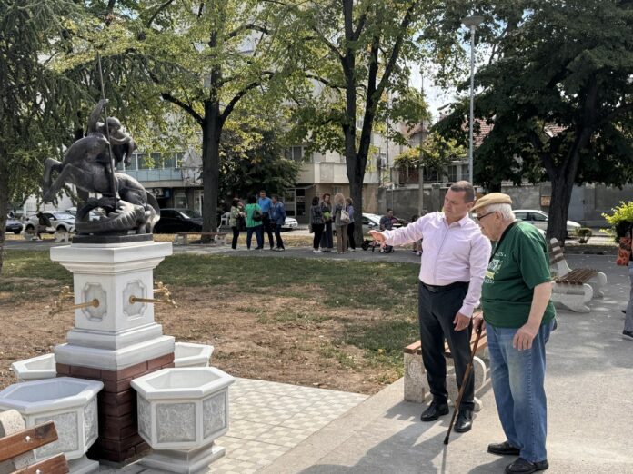 Поставянето на скулптурата