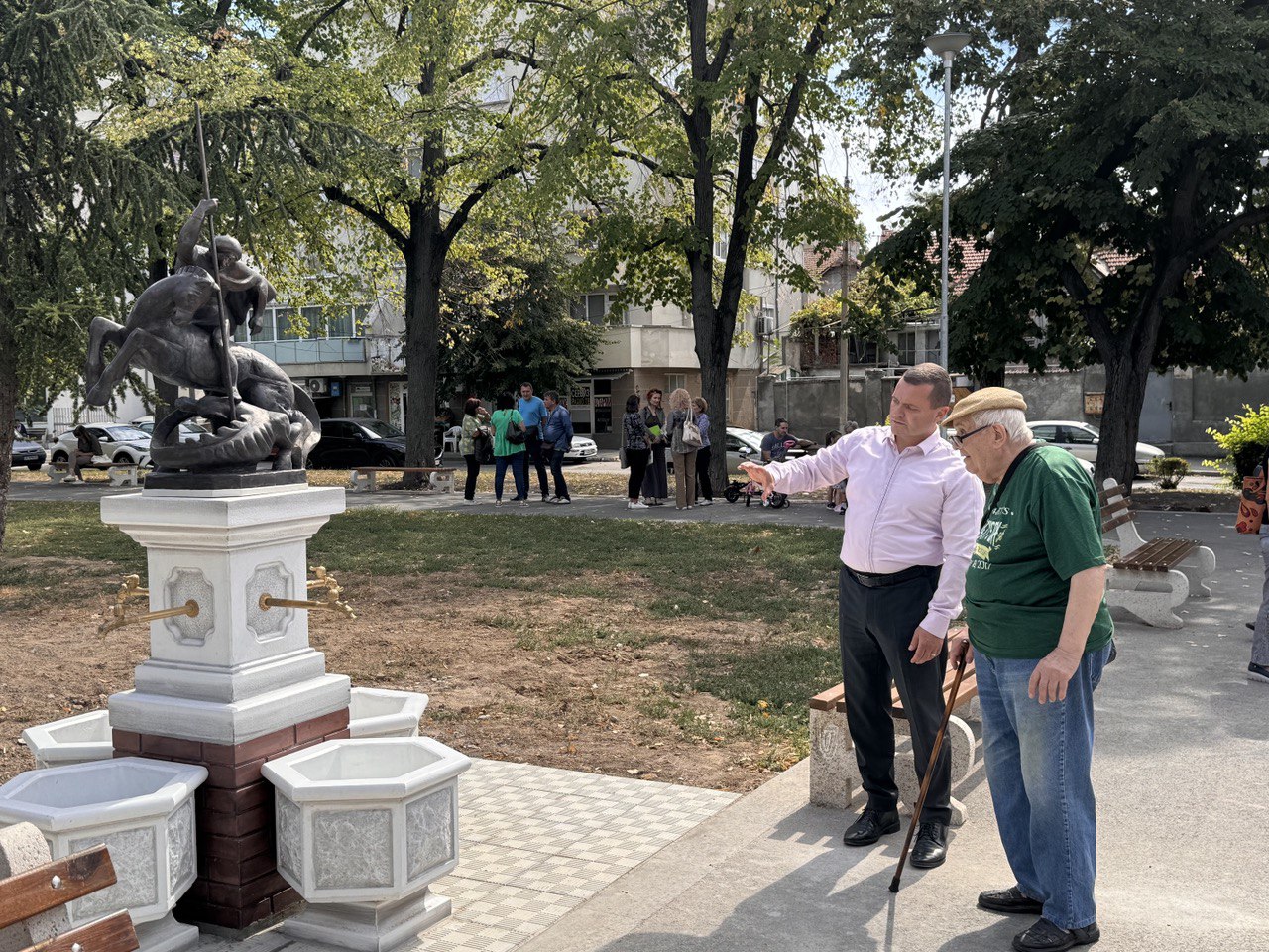 и скулпторът Георги Радулов присъстваха на поставянето на бронзова фигура