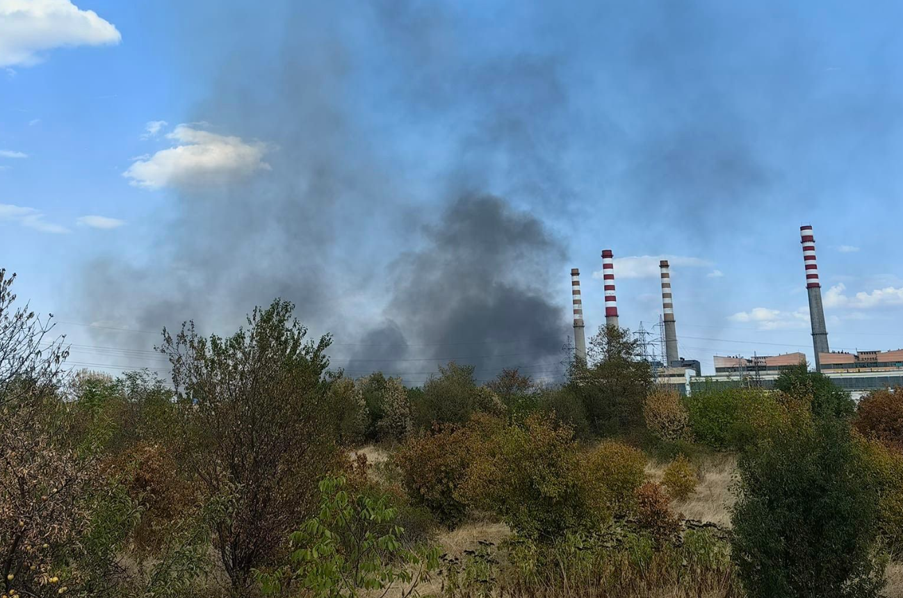 Пожар пламна в столичния квартал Димитър Миленков съобщават потребители във