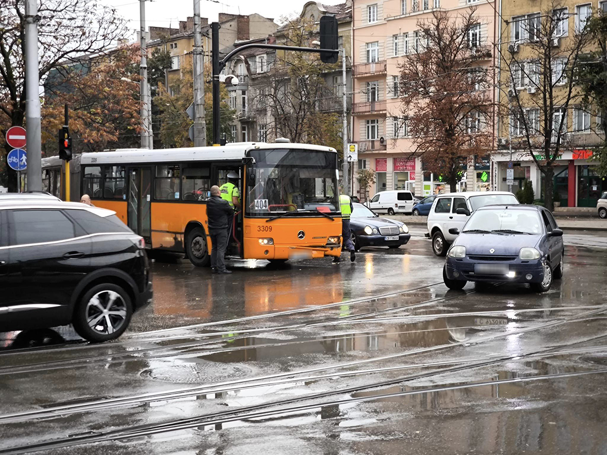 Автобус на градския транспорт помете три автомобила на столичната ул