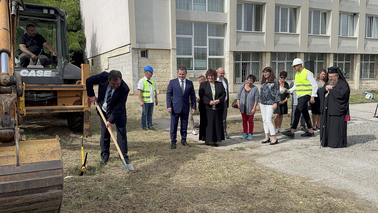 С водосвет за освещаване на мястото и официална първа копка