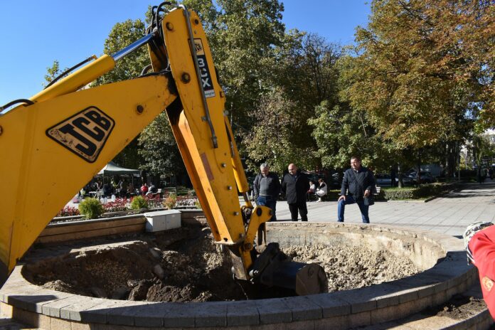 Подготовка на мястото за засаждане на новата елха