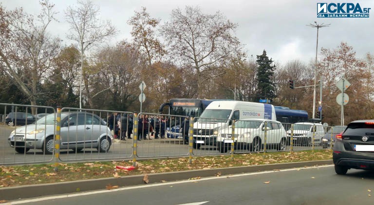 Инцидент с автобус затруднява движението по ключов булевард в Бургас