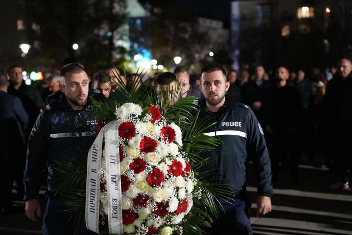 Полицаи се събраха на бдение в памет на полицай Димитър Петров