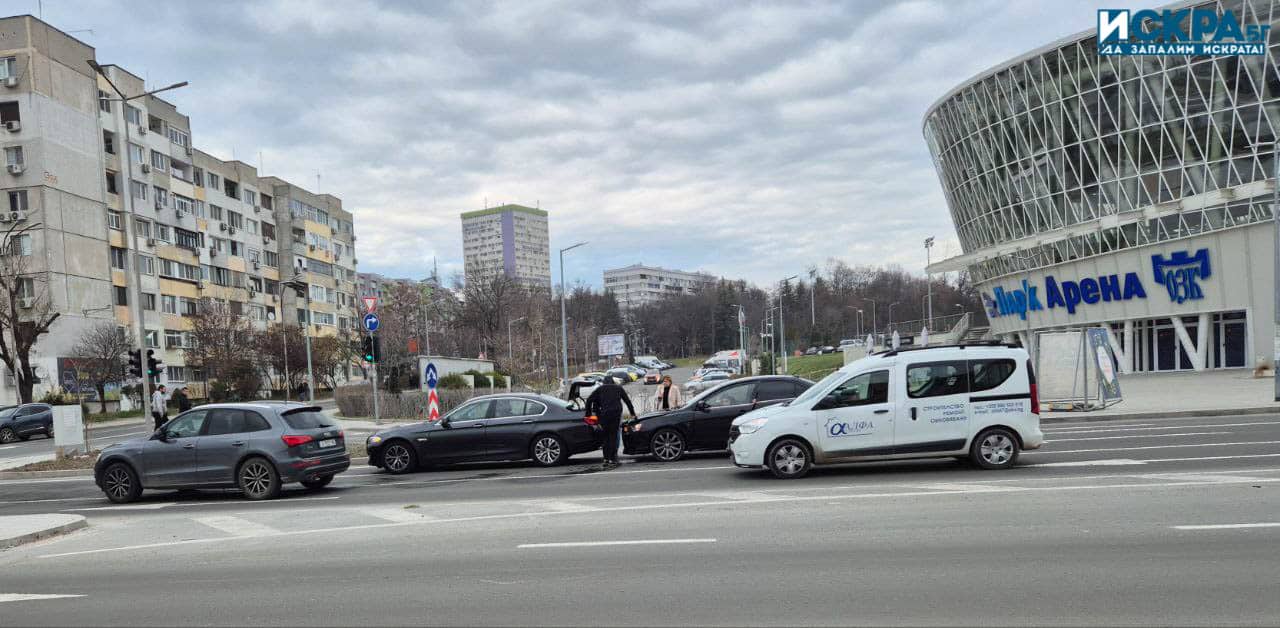 Зрелищна катастрофа е станала в Бургас преди броени минути За