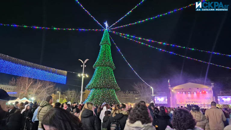 По традиция на Никулден запалиха светлините на коледното дърво на